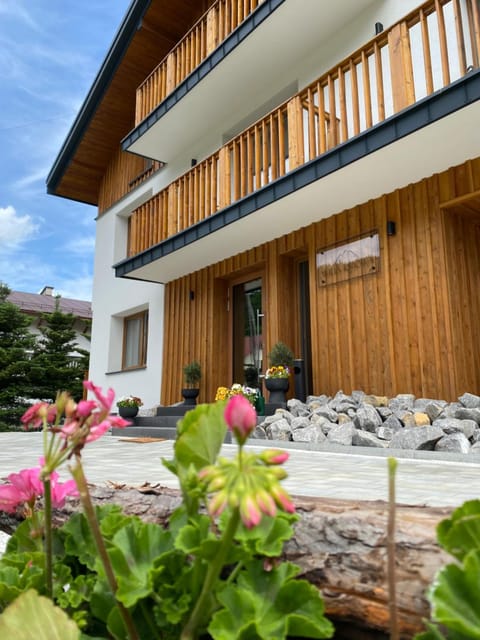 Property building, Patio, Restaurant/places to eat, Facade/entrance, Spring, Day, Garden, Ski School, Skiing, Lobby or reception, Cycling, Evening entertainment, Garden view, Entertainment