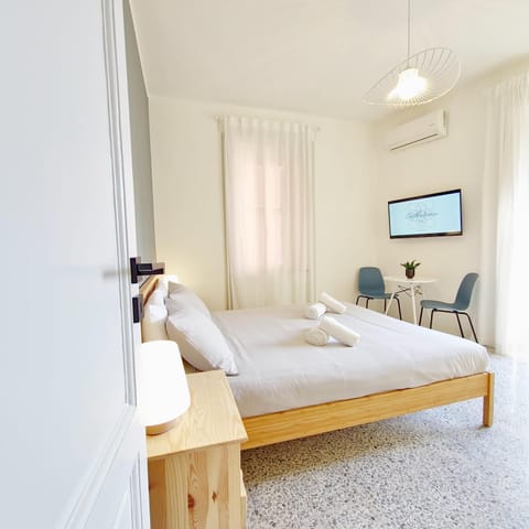 TV and multimedia, Photo of the whole room, Bedroom
