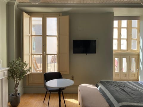 Communal lounge/ TV room, Bed, Balcony/Terrace, Living room, Photo of the whole room, Seating area, Evening entertainment