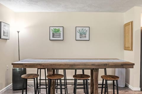 Hot Tub! LRG Home! Sleeps 20!Near Ithaca! Dogs OK Apartment in Cayuga Lake