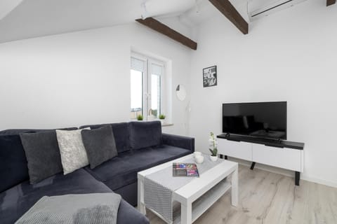 TV and multimedia, Living room, Seating area, Evening entertainment