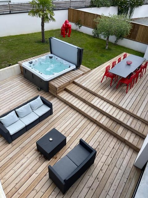 Patio, Natural landscape, Garden, Hot Tub, Hot Tub, Balcony/Terrace, Garden view