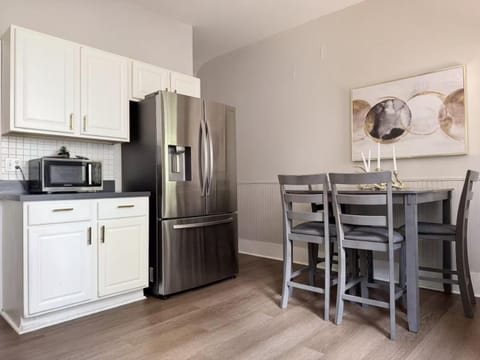 Color Pop Casas - Townhomes near Ford Center Apartment in Evansville