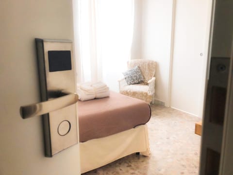 Bathroom, Kitchen or kitchenette, Living room, Seating area, Bedroom, elevator