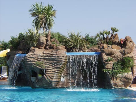 Neighbourhood, Swimming pool