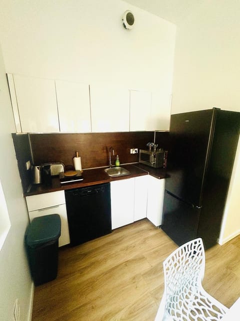 jolie maison individuelle 50 m2 ,design et climatisée, tout confort, wifi, terasse privée , 5 min plage et autoroute, stationnement gratuit House in Marseille