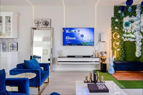TV and multimedia, Living room, Evening entertainment