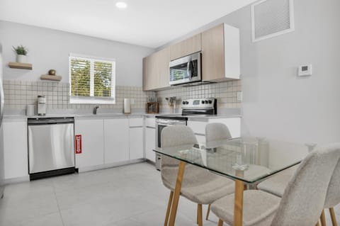 Coffee/tea facilities, Kitchen or kitchenette, Dining area, dishwasher, minibar, pet friendly, stove, toaster