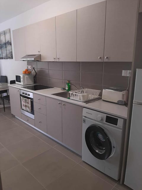 Kitchen or kitchenette, minibar, washing machine
