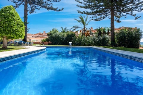Property building, Day, Pool view, Swimming pool, sunbed