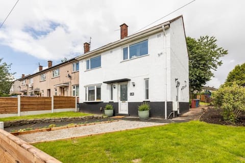 Lookout 5-Bed House in Darwen Blackburn BB1 Free Parking Roadside House in Blackburn