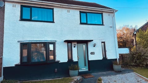 Lookout 5-Bed House in Darwen Blackburn BB1 Free Parking Roadside House in Blackburn