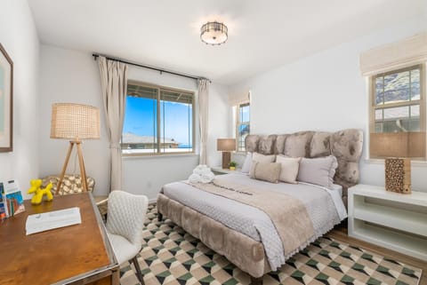 Bed, Photo of the whole room, Seating area, Bedroom, Sea view