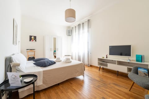 Bed, TV and multimedia, Photo of the whole room, Bedroom