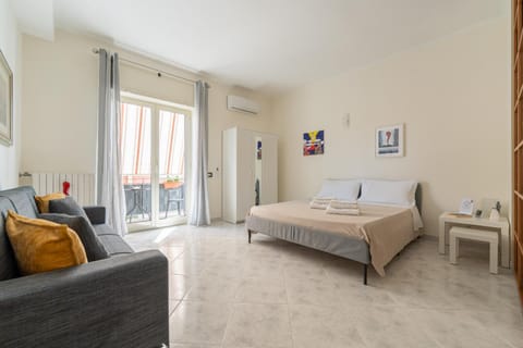 Bed, Living room, Photo of the whole room, Seating area, Bedroom