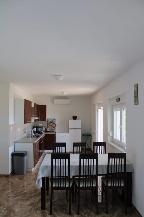 Kitchen or kitchenette, Dining area, minibar, pet friendly