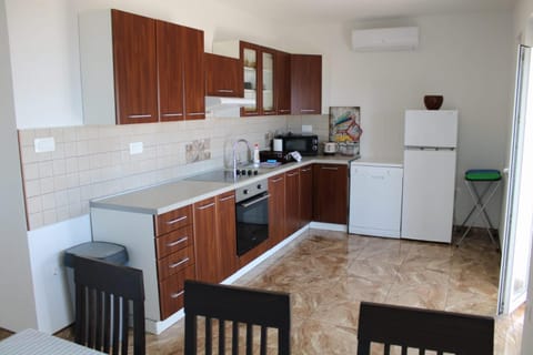 Kitchen or kitchenette, Dining area, dishwasher, minibar, pet friendly, stove