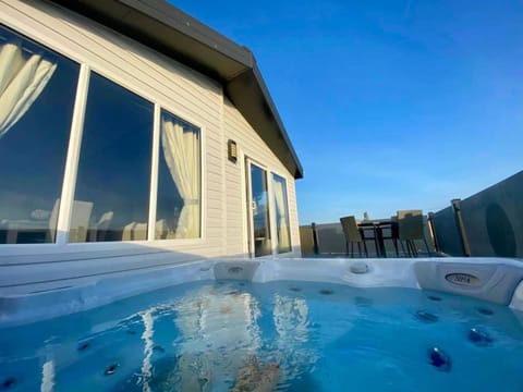 The Retreat 22 - Hot Tub Lodge, pet friendly, WiFi - Golden Palm Resort - Meadow Lakes Caravan & Lodge Hire Apartment in Chapel Saint Leonards