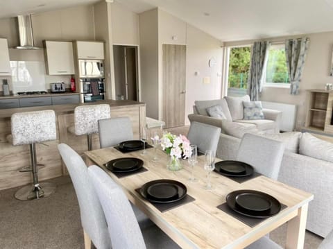 The Retreat 22 - Hot Tub Lodge, pet friendly, WiFi - Golden Palm Resort - Meadow Lakes Caravan & Lodge Hire Apartment in Chapel Saint Leonards