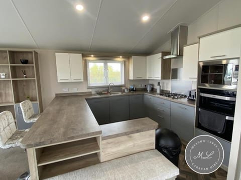 The Retreat 22 - Hot Tub Lodge, pet friendly, WiFi - Golden Palm Resort - Meadow Lakes Caravan & Lodge Hire Apartment in Chapel Saint Leonards