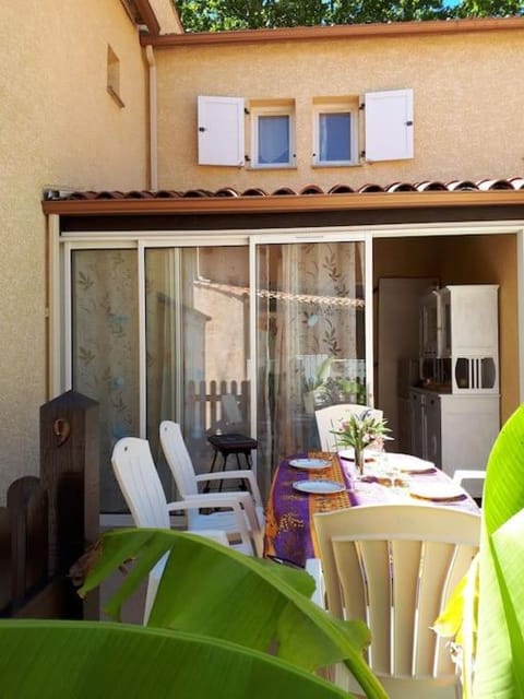 Patio, Dining area, sunbed
