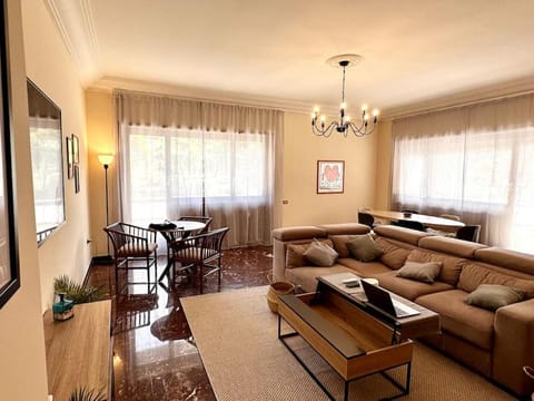 TV and multimedia, Living room, Seating area, Dining area