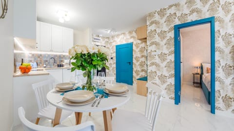 Kitchen or kitchenette, Seating area, Dining area