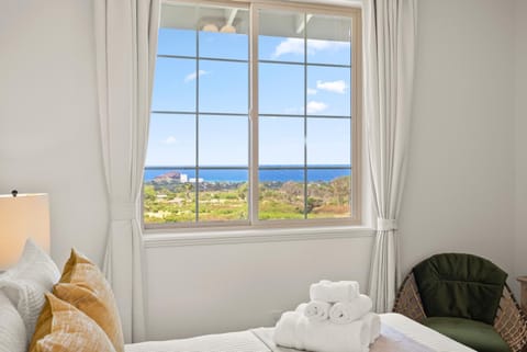 Bed, View (from property/room), Seating area, Bedroom, Sea view, towels