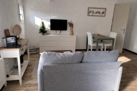 Maisonnette rénovée en campagne House in Le Thor