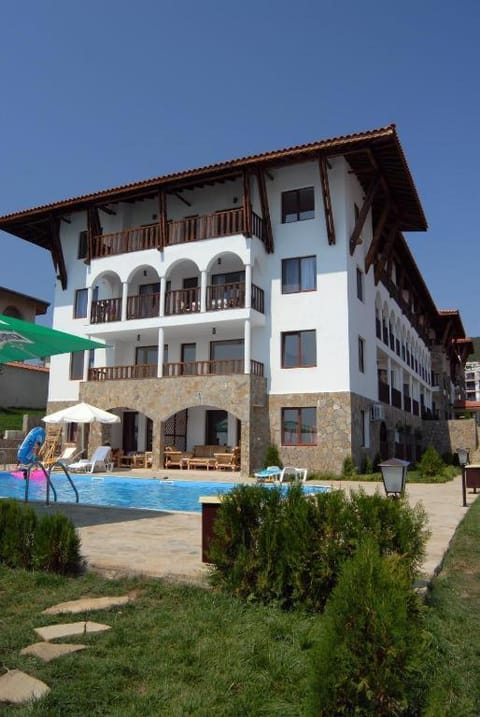 Property building, Day, Garden, Garden view, Pool view, Swimming pool, sunbed