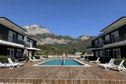 Property building, Natural landscape, Mountain view, Mountain view, Swimming pool, Breakfast, sunbed, sunbed