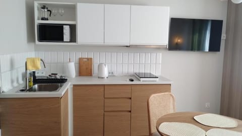 TV and multimedia, Coffee/tea facilities, Kitchen or kitchenette, dishwasher, microwave, pet friendly, stove