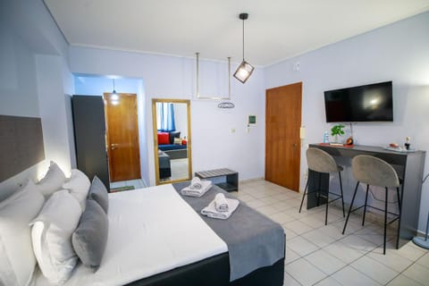 Bed, TV and multimedia, Photo of the whole room, Dining area, towels, wardrobe, air conditioner