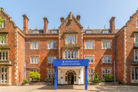 Property building, Facade/entrance, Day, Landmark view