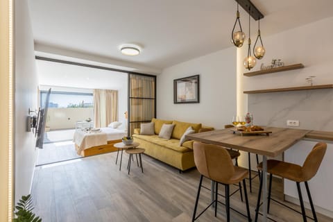Photo of the whole room, Sea view