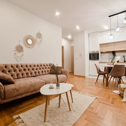 Kitchen or kitchenette, Living room, Seating area, Dining area, pet friendly, stove