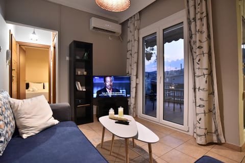 TV and multimedia, Living room, Seating area, Evening entertainment