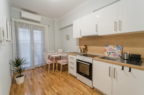 Kitchen or kitchenette, Dining area, pet friendly, stove