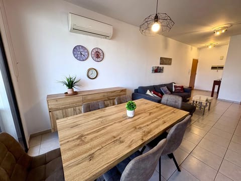 Living room, Seating area, Dining area, air conditioner