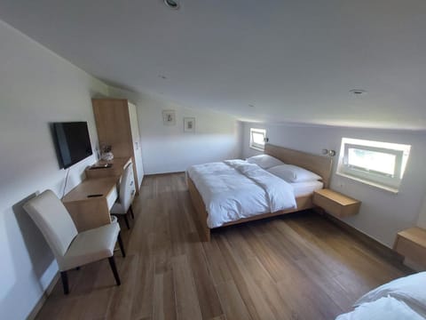 Bed, TV and multimedia, Photo of the whole room, Bedroom