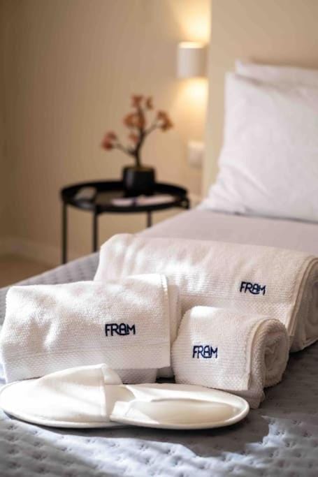 Bed, towels