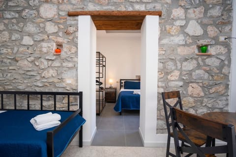 Bed, Photo of the whole room, Seating area, Dining area