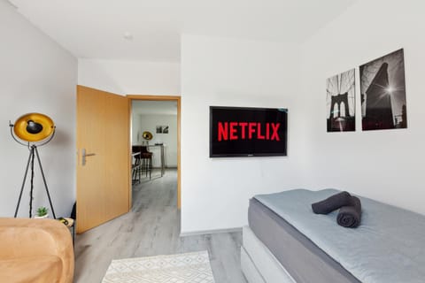 Bed, TV and multimedia, Photo of the whole room, Bedroom, towels