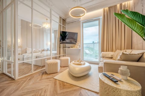 Bed, TV and multimedia, Living room, Photo of the whole room, Seating area, Bedroom
