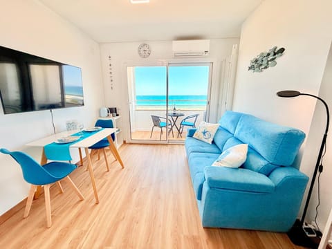 TV and multimedia, Living room, Photo of the whole room, Dining area, air conditioner