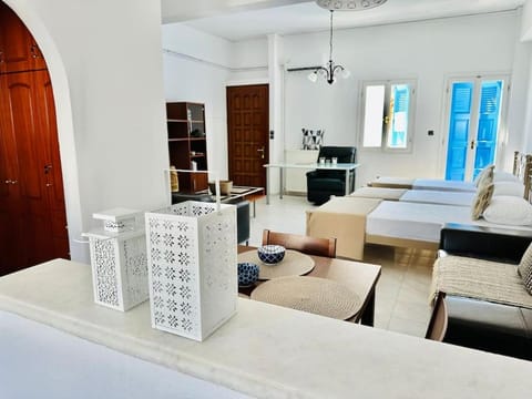 Kitchen or kitchenette, Living room, Photo of the whole room, Seating area, Dining area