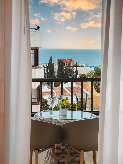 View (from property/room), Balcony/Terrace, Dining area, Sea view