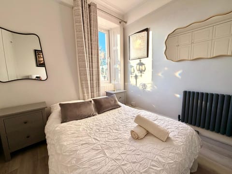 Immanuel House - Modern Luxury Victorian Home 1872 - Free Parking & SuperFast Fibre Optic WiFi Apartment in Edinburgh