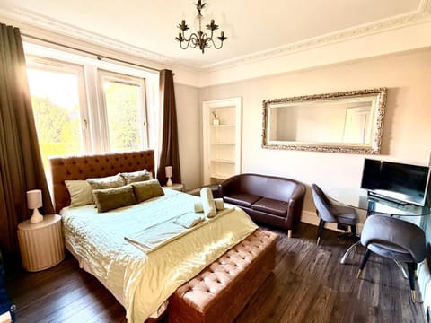 Bed, TV and multimedia, Photo of the whole room, Seating area, Bedroom