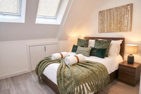 Bed, Photo of the whole room, Bedroom, towels